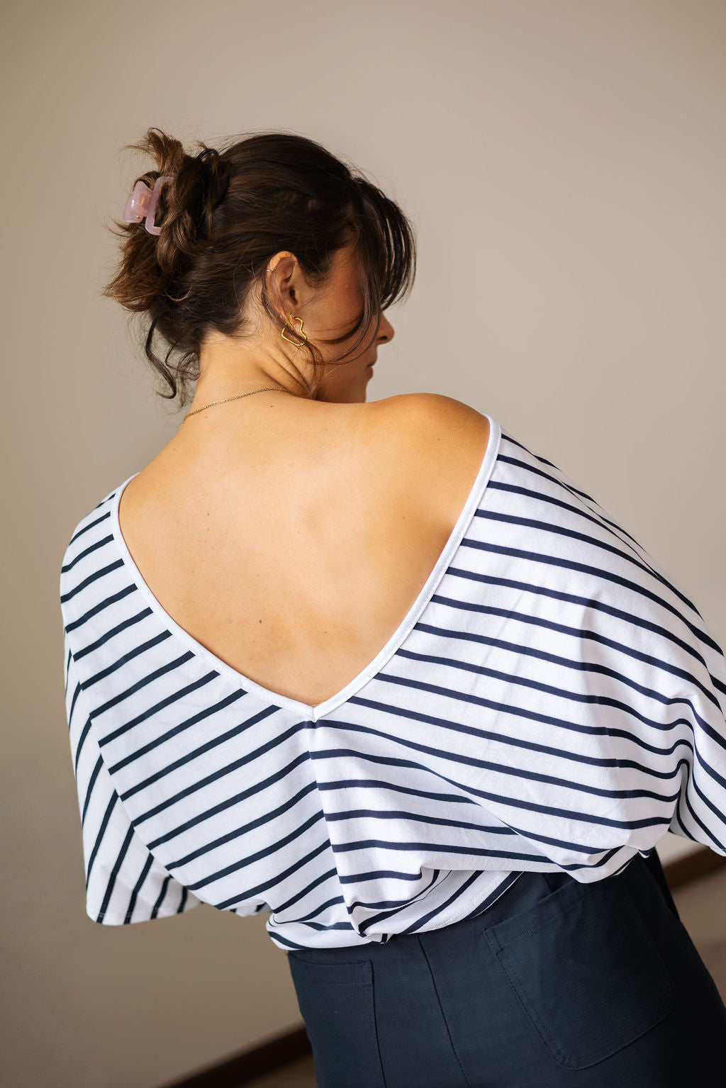 V-Back T-Shirt White& Blue