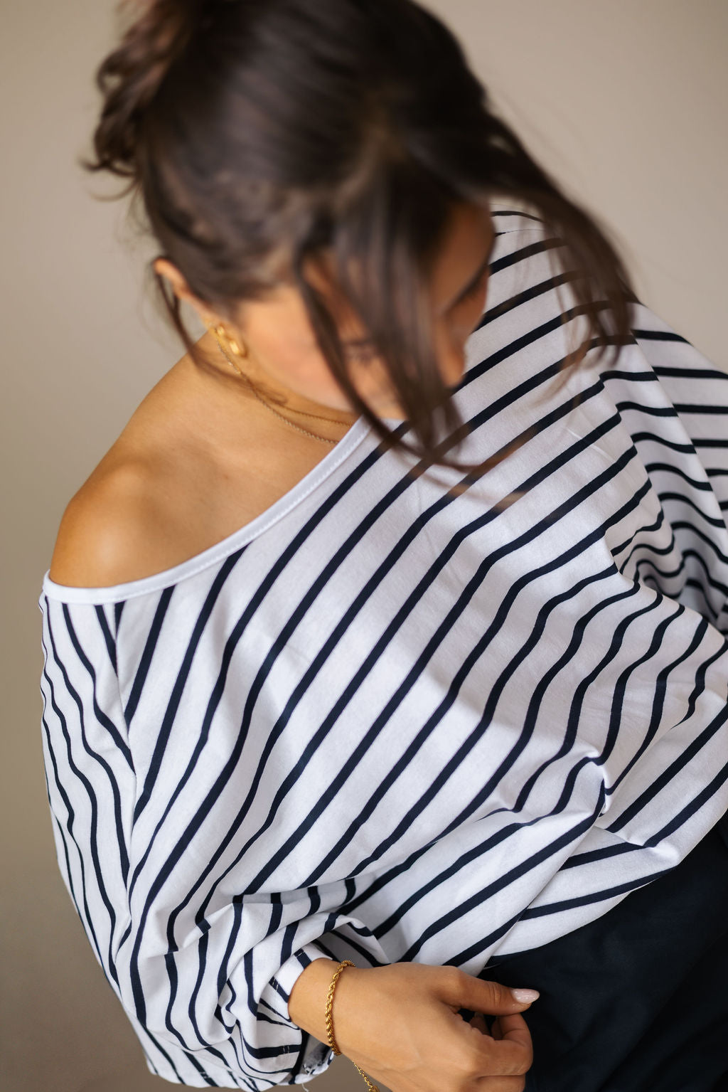 V-Back T-Shirt White& Blue