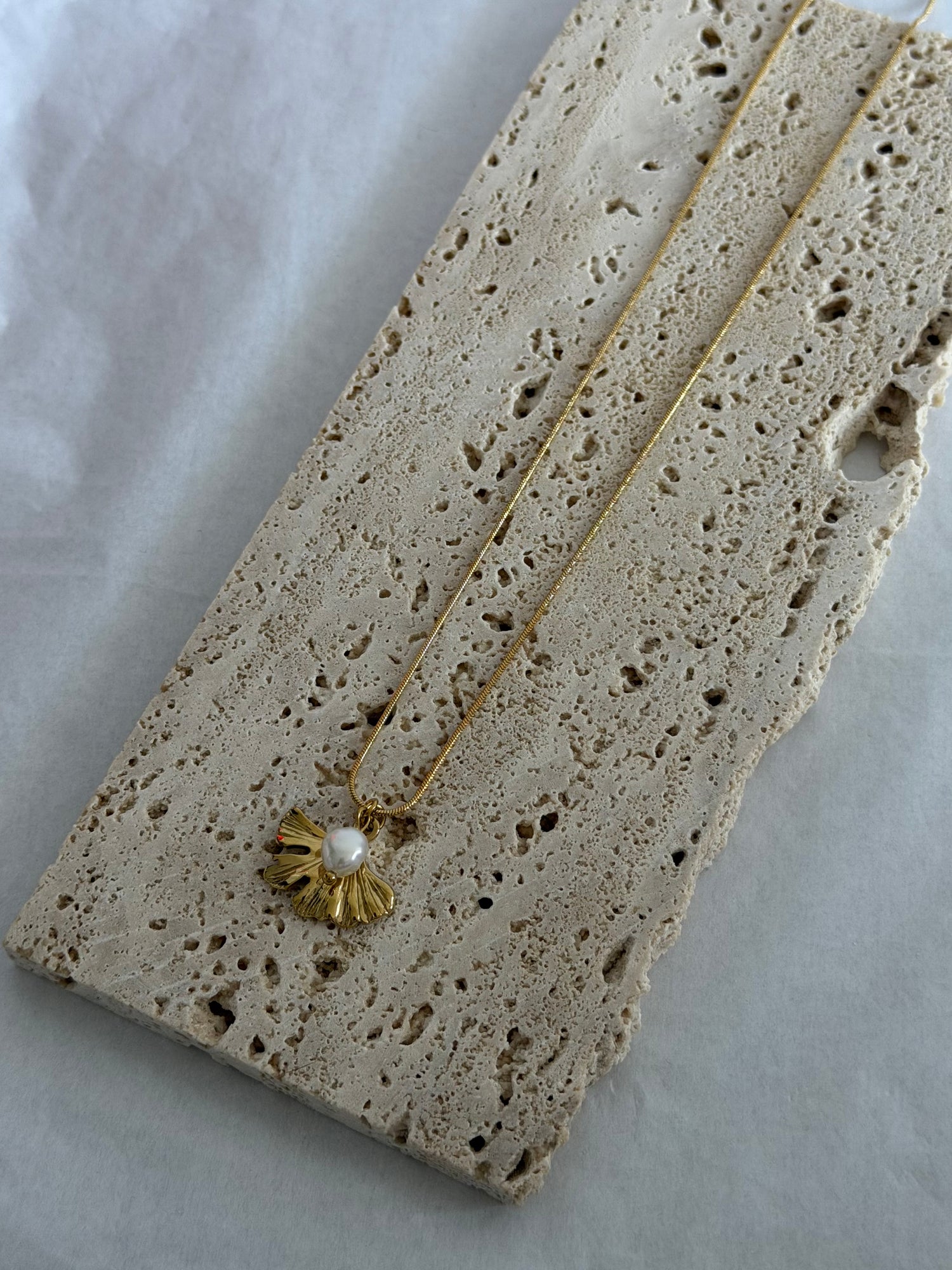 Eline Pearl Leafe Necklace