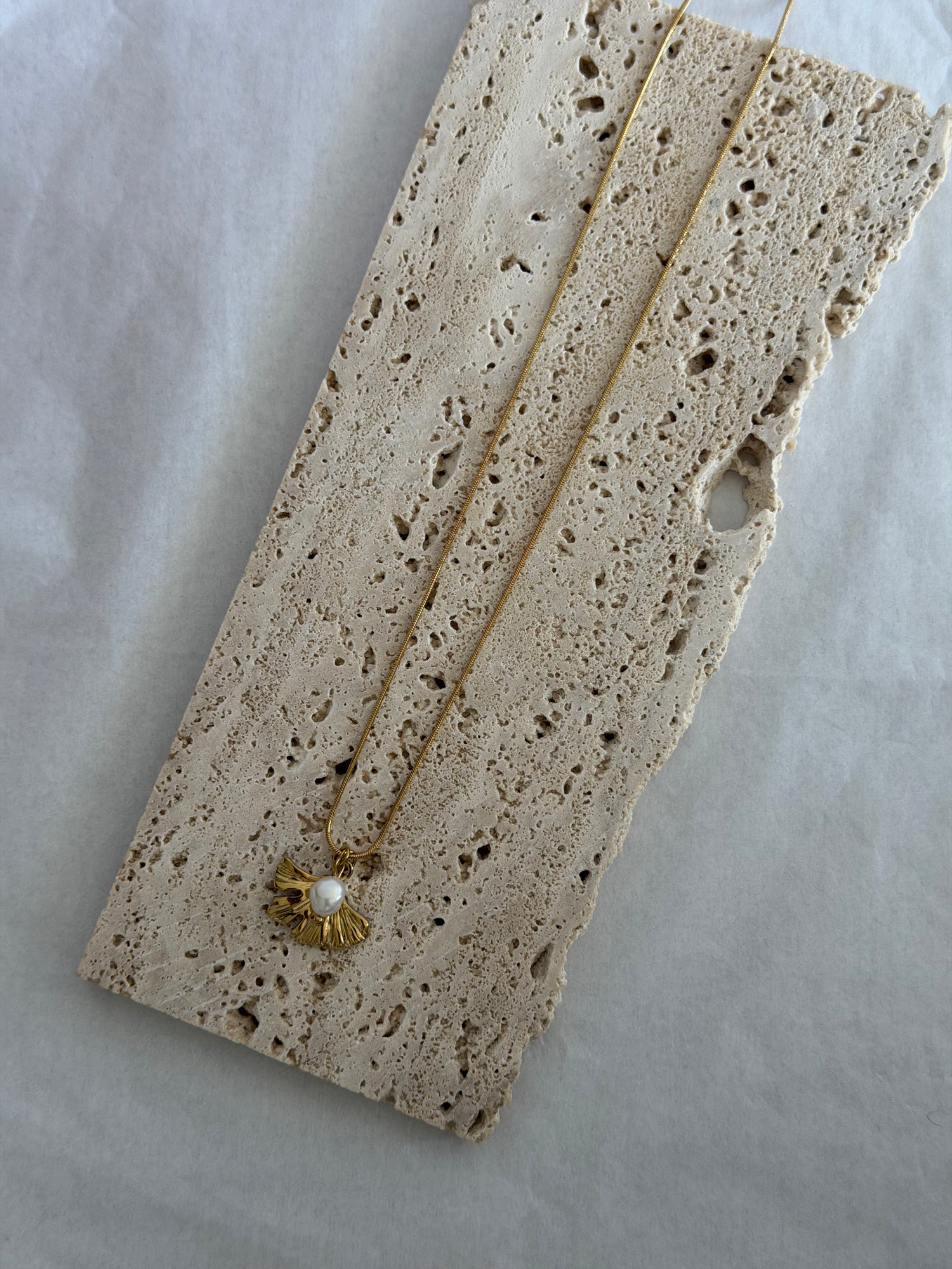 Eline Pearl Leafe Necklace