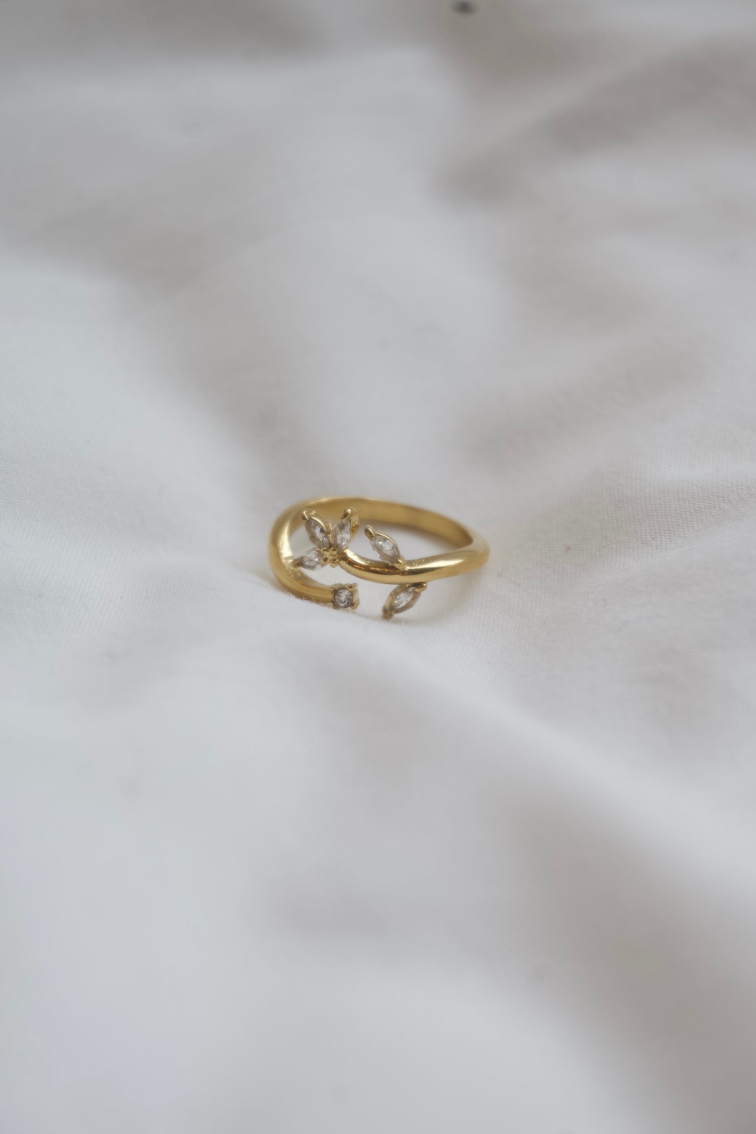 Lilly Golden Leaf Ring