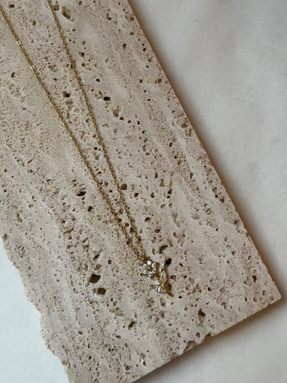 Diamond Fé Flower Necklace